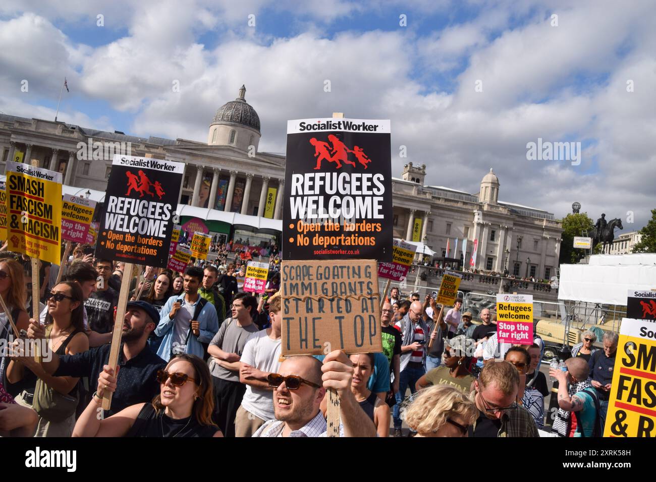 Londra, Regno Unito. 10 agosto 2024. I manifestanti si riuniscono a Trafalgar Square contro Nigel Farage e l'estrema destra. La marcia fa parte delle proteste in corso contro l'estrema destra, il fascismo e il razzismo a seguito dei disordini anti-immigrazione che hanno colpito il Regno Unito. Crediti: Vuk Valcic/Alamy Live News Foto Stock