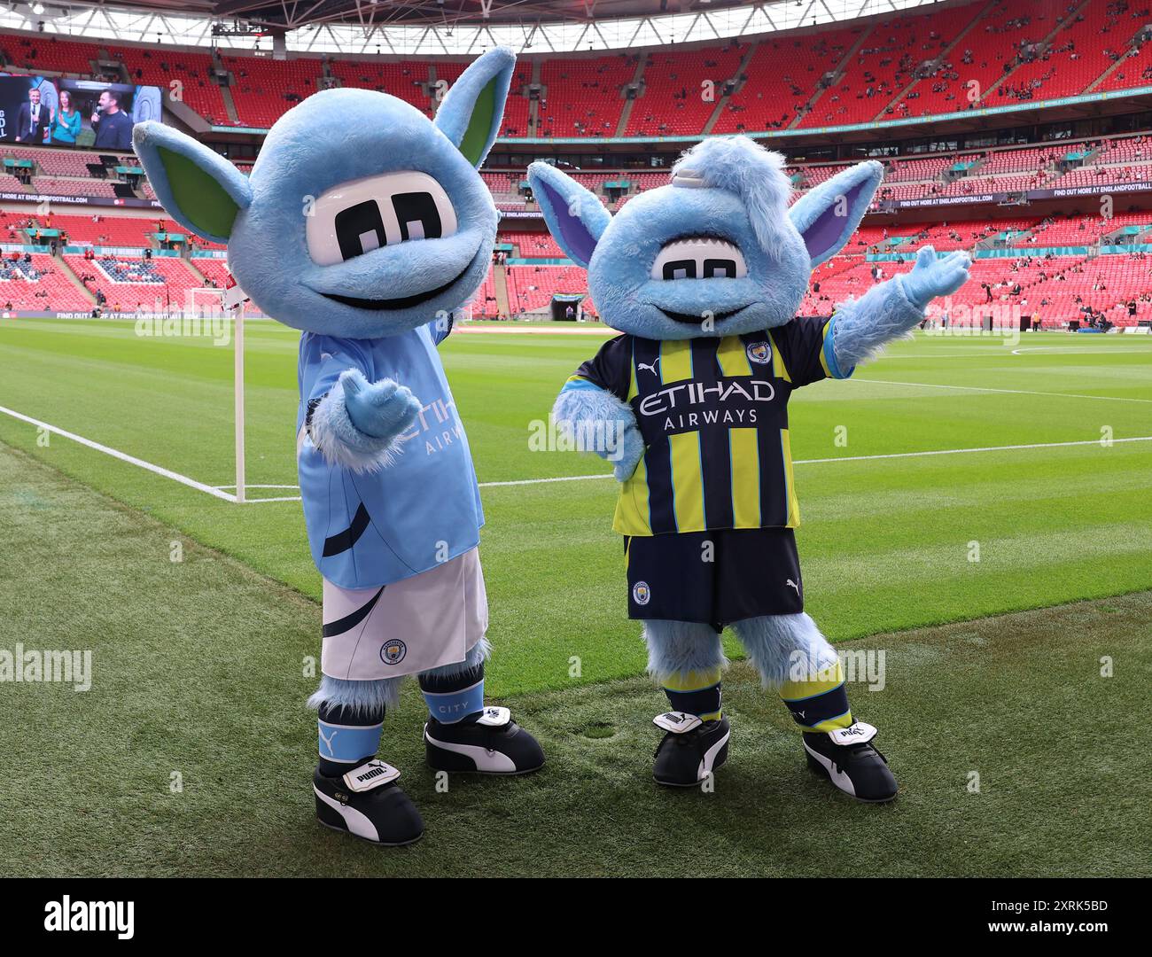 Londra, Regno Unito. 10 agosto 2024. LONDRA, INGHILTERRA - 10 AGOSTO: L-R Mascots Moonchester e Moonbeam prima del calcio d'inizio durante il fa Community Shield tra Manchester City e Manchester United allo stadio di Wembley il 10 agosto 2024 a Londra, Inghilterra. Crediti: Action foto Sport/Alamy Live News Foto Stock