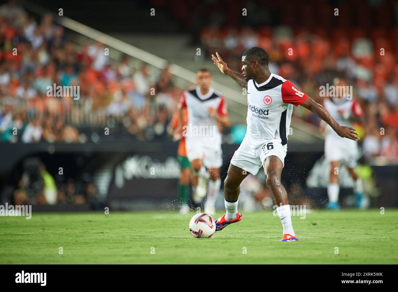 Dina Ebimbe dell'Eintracht Frankfurt visto in azione durante la partita tra il Valencia CF e l'Eintracht Frankfurt allo stadio Mestalla. Punteggio finale; Valencia CF 3 : 2 Eintracht Francoforte. (Foto di Vicente Vidal Fernandez / SOPA Images/Sipa USA) Foto Stock