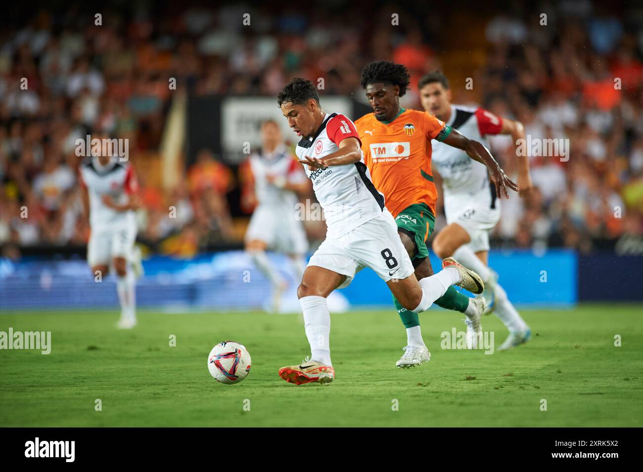 Chaibi dell'Eintracht Frankfurt visto in azione durante la partita tra il Valencia CF e l'Eintracht Frankfurt allo stadio Mestalla. Punteggio finale; Valencia CF 3 : 2 Eintracht Francoforte. (Foto di Vicente Vidal Fernandez / SOPA Images/Sipa USA) Foto Stock