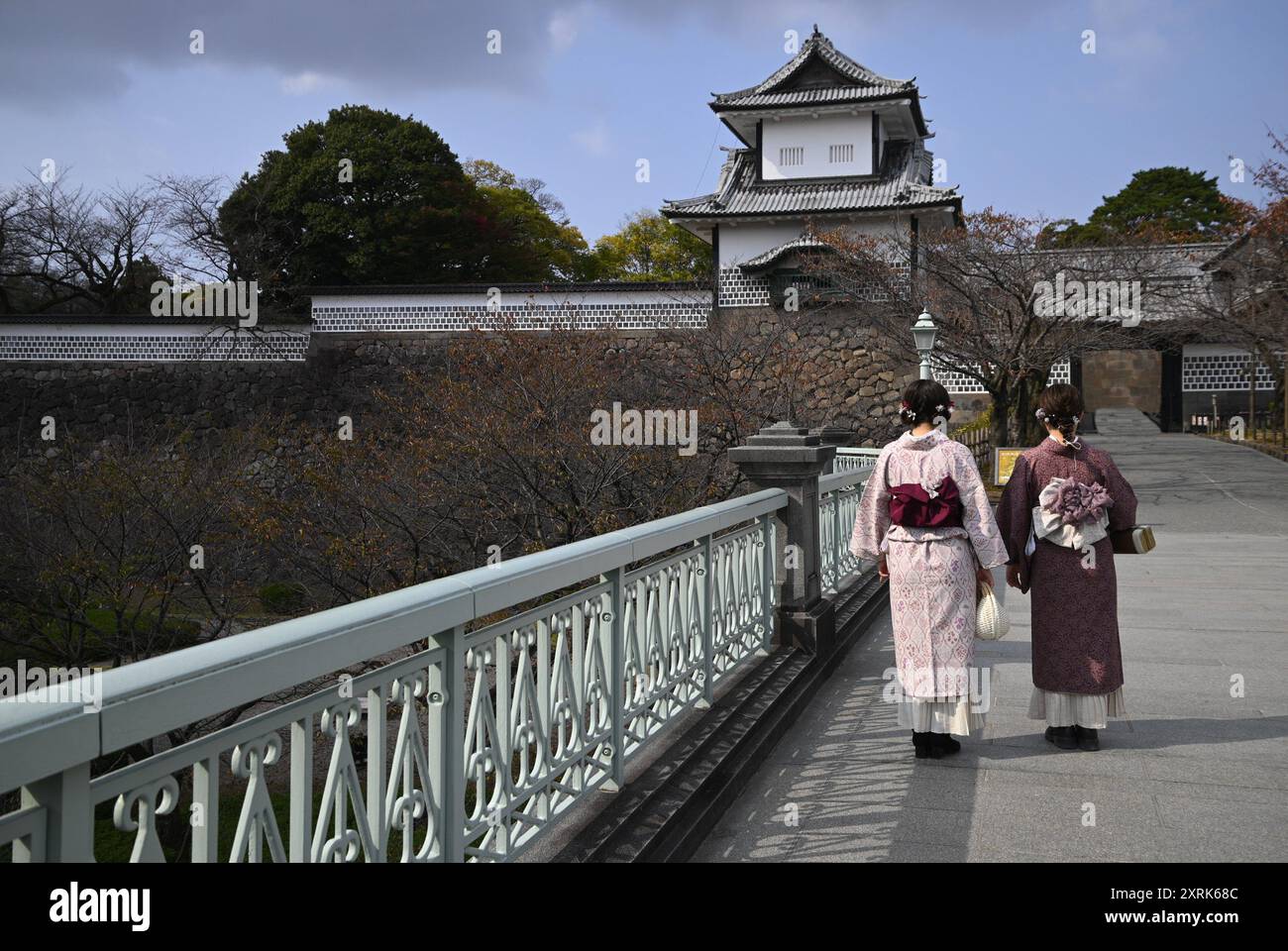 Paesaggio con vista panoramica dei giovani geisha che indossano i tradizionali costumi yukata all'ingresso del castello di Kanazawa-jo a Kanazawa, Ishikawa, Giappone. Foto Stock