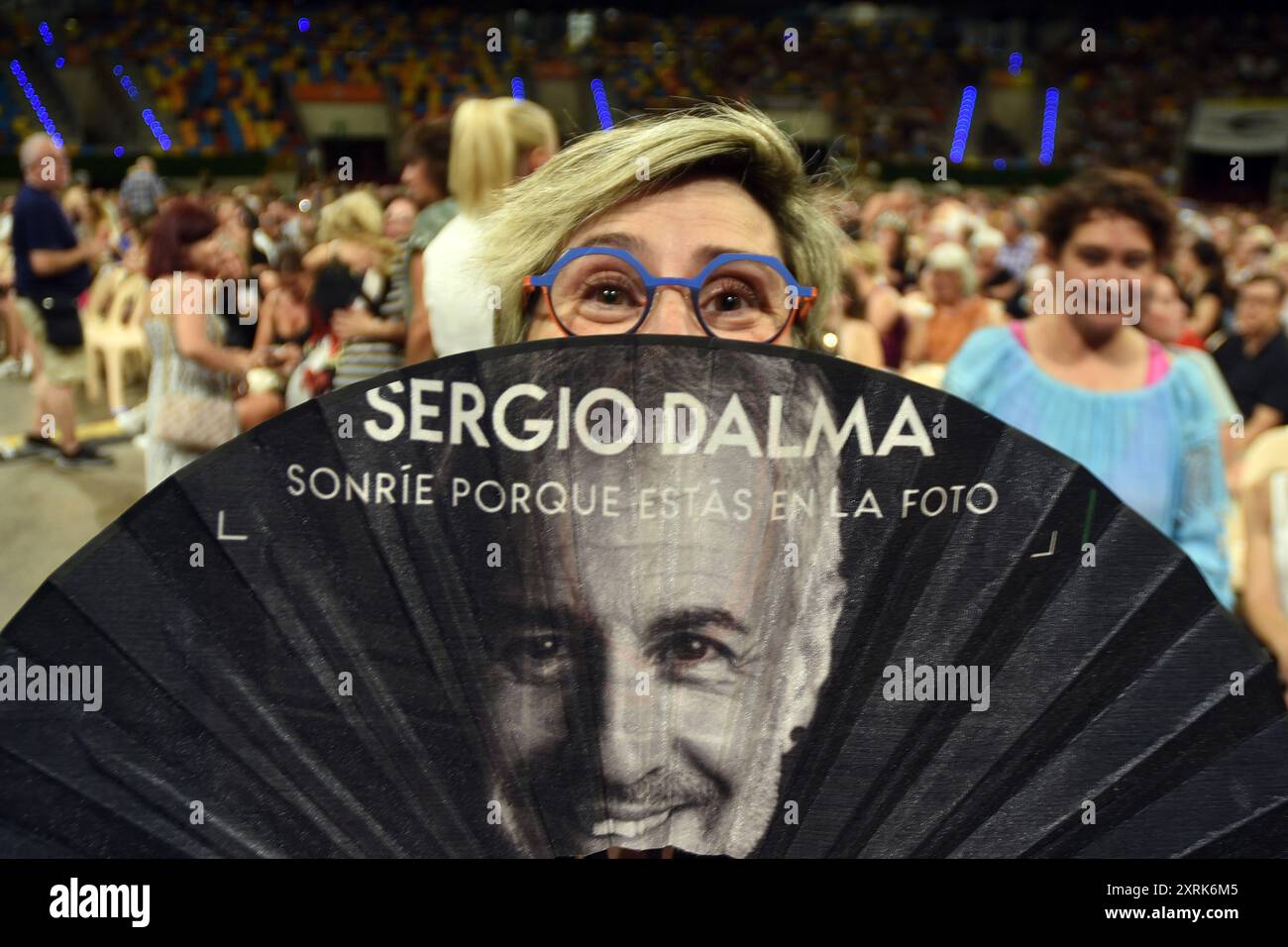 Una donna con un fan del merchandising Sergio Dalma visto alla San Miguel Tarraco Arena Tarragona Spagna Josep Sergi Capdevila Querol (Sabadell, 28 settembre 1964), meglio conosciuto con il suo nome d'arte Sergio Dalma, è un cantante spagnolo con più di 30 anni di carriera musicale. Foto Stock