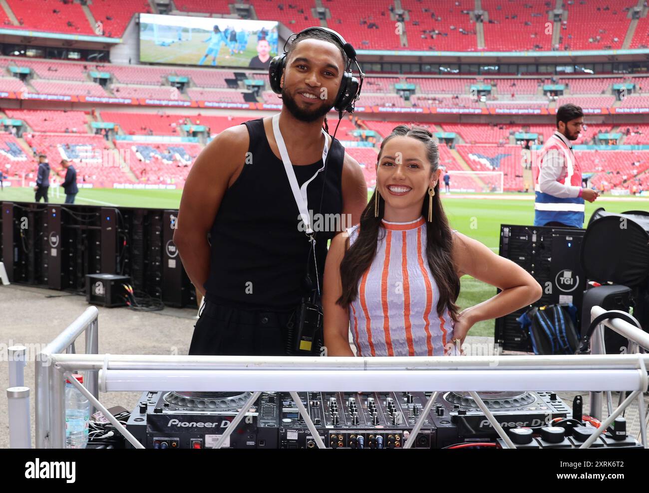 Londra, Regno Unito. 10 agosto 2024. LONDRA, INGHILTERRA - 10 AGOSTO: L-R Miles Bruce-Jones e DJ Char Stape (Charlotte Stapleton) prima del calcio d'inizio durante il fa Community Shield tra Manchester City e Manchester United allo stadio Wembley il 10 agosto 2024 a Londra, Inghilterra. Crediti: Action foto Sport/Alamy Live News Foto Stock