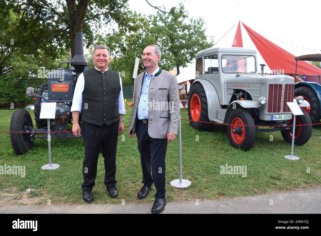 Christian Bernreiter MDL Hubert Aiwanger MDL Straubing 10.08.2024 Straubinger Gaeubodenvolksfest-Eroeffnung im Festzelt Nothaft- Straubing *** Christian Bernreiter MDL Hubert Aiwanger MDL Straubing 10 08 2024 Straubinger Gaeubodenvolksfest apertura nel tendone Nothaft Straubing Foto Stock