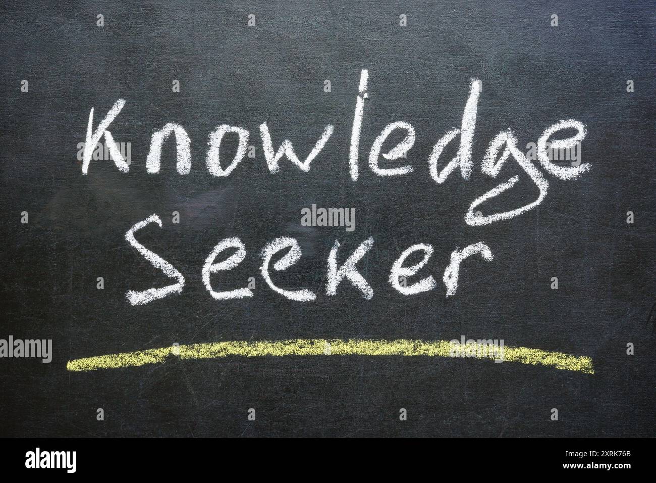 Primo piano della frase Knowledge seeker scritta in gesso su una lavagna. Ricerca del concetto di apprendimento. Foto Stock
