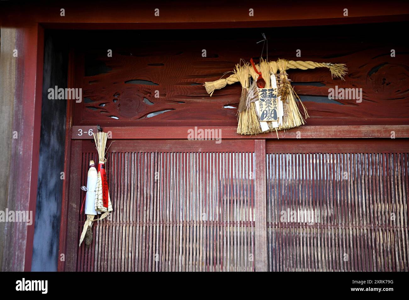 Mais secco e Shimekazari fatti della corda sacra di paglia di riso shimenawa simbolo di prosperità e buona fortuna in Higashi Chaya, Kanazawa Ishikawa Giappone. Foto Stock