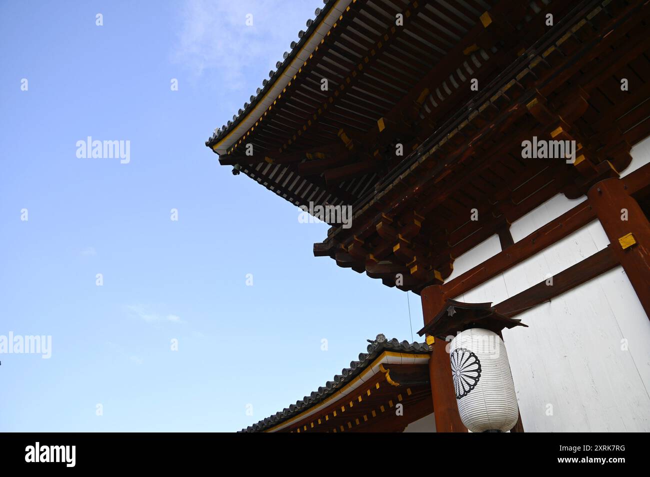 Lavori in legno sul tetto all'esterno della porta centrale di Chūmon presso il tempio buddista Tōdai-ji a Nara, Kansai Giappone. Foto Stock