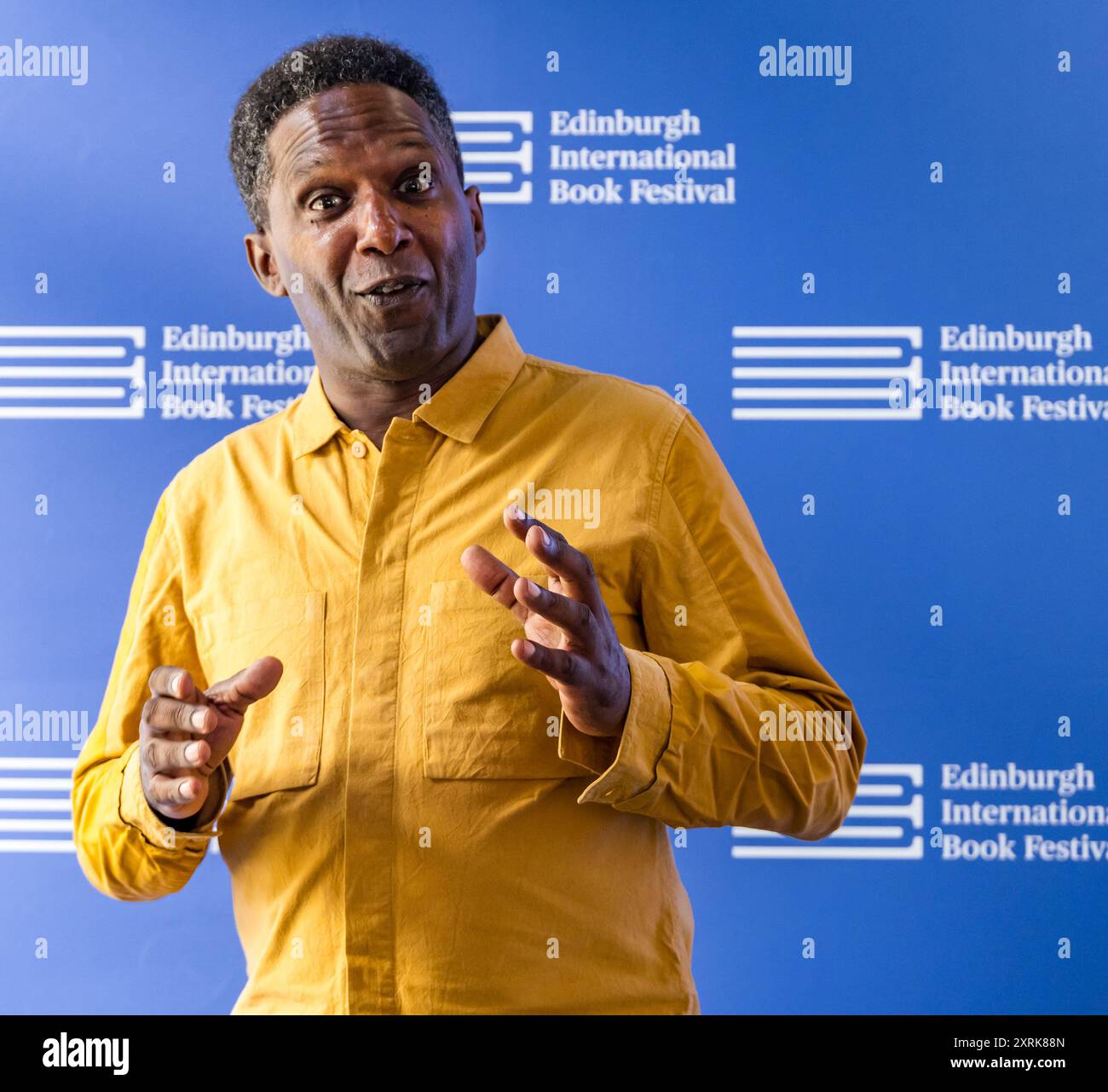 Edimburgo, Scozia, Regno Unito, 11 agosto 2024. Festival internazionale del libro di Edimburgo: Il poeta Lemn Sissay compone una breve poesia ogni mattina durante l'alba. Solo quattro righe, le poesie compatte sono raccolte nel suo libro Let the Light Pour, di cui parla oggi al festival del libro. Crediti: Sally Anderson/Alamy Live News Foto Stock