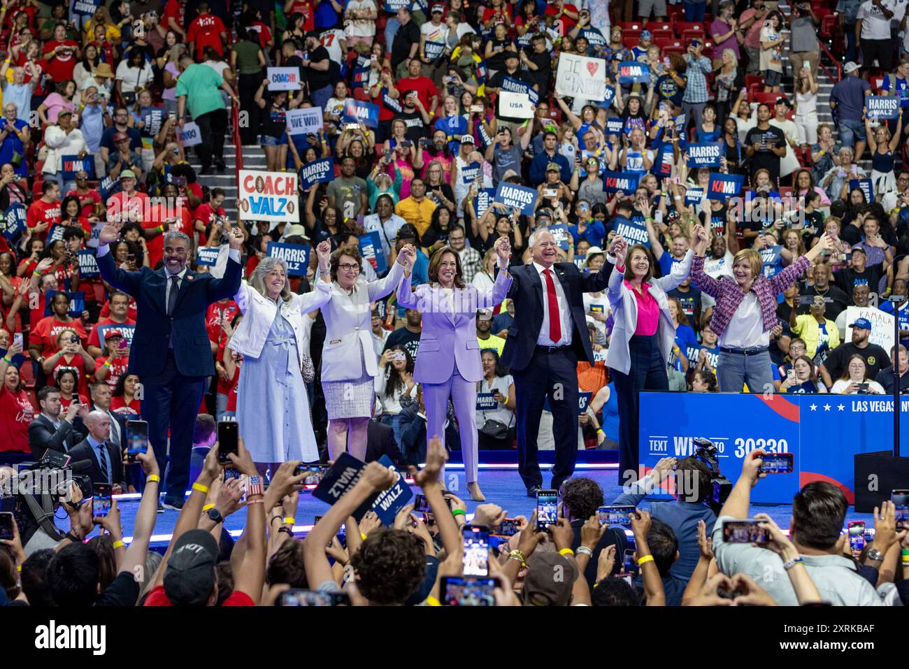 Las Vegas, Stati Uniti. 10 agosto 2024. (Da L a R) Steven Horsford, Dina Titus, Jacky Rosen, Kamala Harris, Tim Walz, Catherine Cortez Masto e Susie Lee partecipano al rally VP Kamala Harris e Gov Tim Walz all'Unvieristy of Las Vegas Thomas & Mack Center di Las Vegas, Nevada, il 10 agosto 2024. (Foto di Travis P Ball/Sipa USA) credito: SIPA USA/Alamy Live News Foto Stock