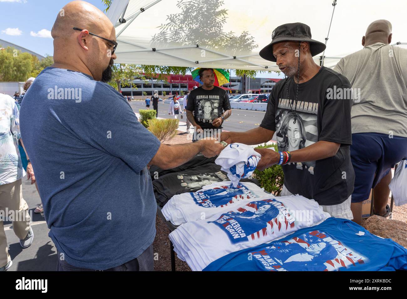 Las Vegas, Stati Uniti. 10 agosto 2024. Merchandise al rally VP Kamala Harris e Gov Tim Walz all'Unvieristy of Las Vegas Thomas & Mack Center a Las Vegas, Nevada, il 10 agosto 2024. (Foto di Travis P Ball/Sipa USA) credito: SIPA USA/Alamy Live News Foto Stock