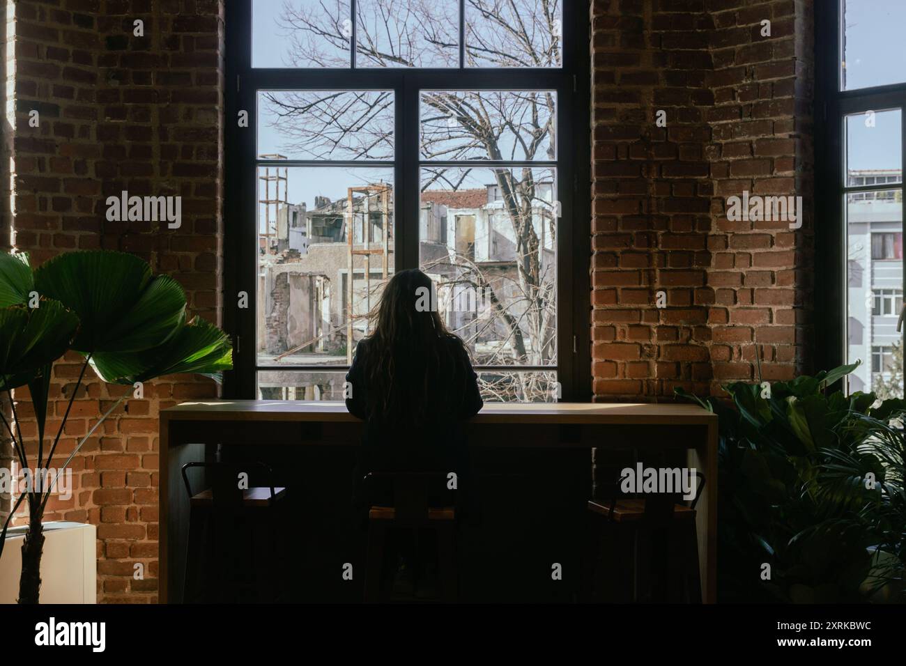 Solitudine contemplativa in uno spazio di lavoro urbano nel palazzo bulgur di ıstanbul, turchia Foto Stock