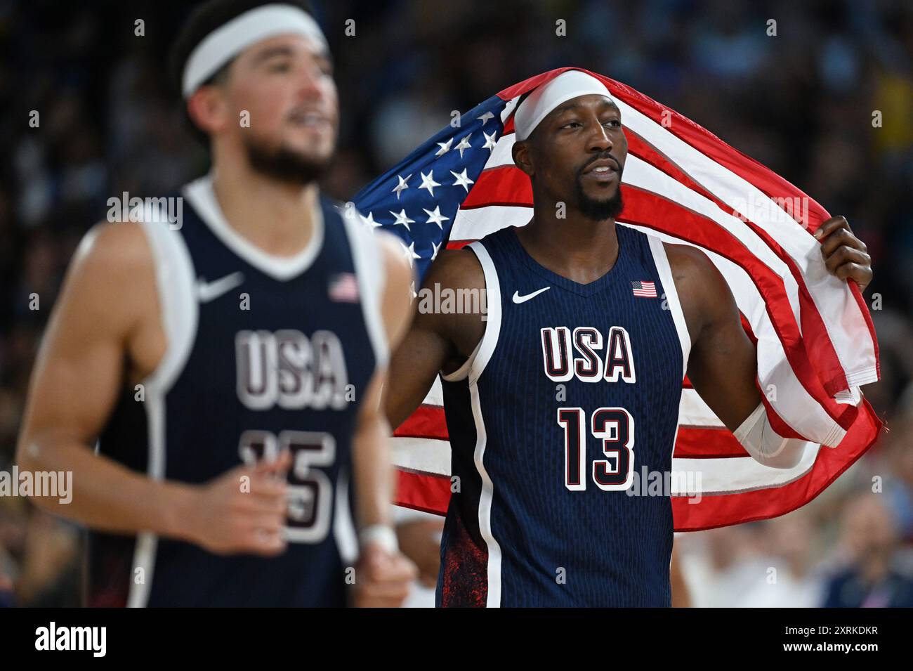 Parigi, fra. 10 agosto 2024. Devin Booker e Bam Adebayo del Team USA celebrano la vittoria della medaglia d'oro sconfiggendo il Team France nella partita di pallacanestro della medaglia d'oro maschile durante le Olimpiadi estive di Parigi 2024 alla Bercy Arena, 10 agosto 2024, Parigi, Francia. (Foto di Anthony Behar/Sipa USA) credito: SIPA USA/Alamy Live News Foto Stock