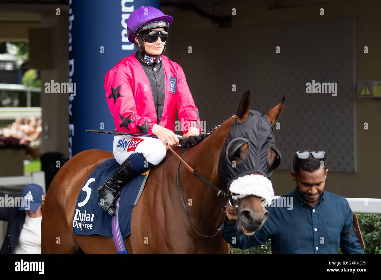 10 agosto 2024. Il DESERT COP guidato dal fantino Joanna Mason si dirige verso l'ippodromo per il Dubai Duty Free Shergar Cup Dash (handicap di classe 2) presso il Dubai Duty Free Shergar Cup presso l'ippodromo di Ascot nel Berkshire. Proprietario J C Smith, allenatore Andrew Balding, Kingsclere, allevatore Littleton Stud Crediti: Maureen McLean/Alamy Foto Stock