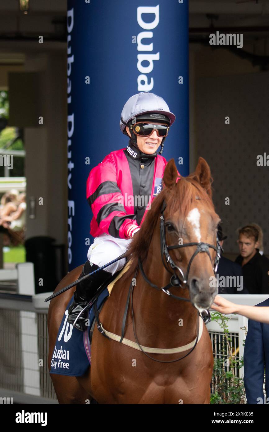 10 agosto 2024. Il MUKER guidato dal fantino Hayley Turner si dirige verso l'ippodromo per il Dubai Duty Free Shergar Cup Dash (handicap di classe 2) presso il Dubai Duty Free Shergar Cup presso l'ippodromo di Ascot nel Berkshire. Proprietario Peter Blyth e partner, allenatore Nigel Tinkler, Malton, allevatore Mr Joe & June Staunton, sponsor Alexanders York. Crediti: Maureen McLean/Alamy Foto Stock