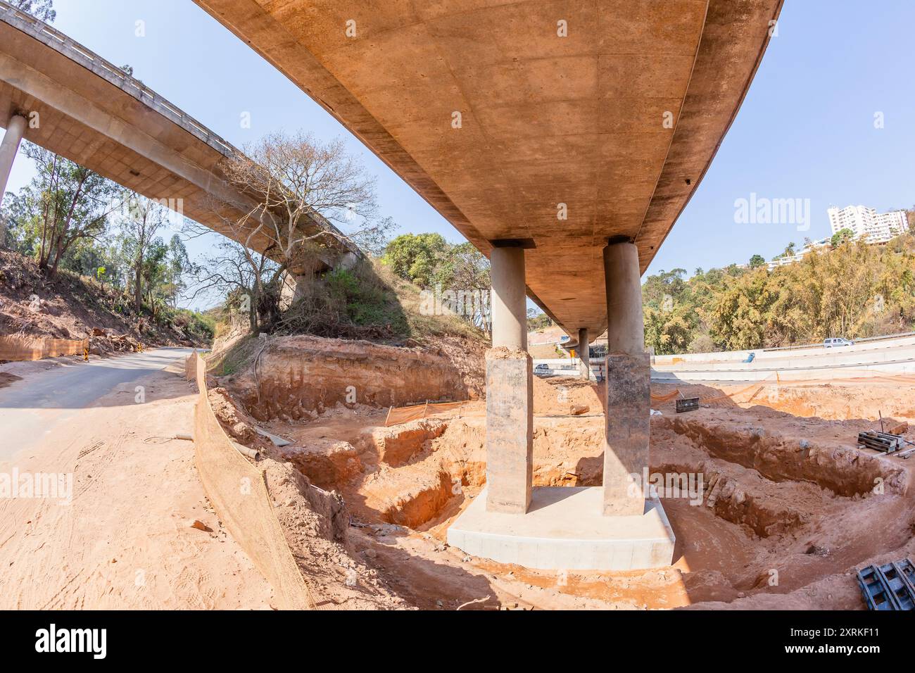 Strade industriali autostrade espansione di cavalcavia per ponti per il rafforzamento di fondazioni in calcestruzzo lavori di terra in progetti in corso paesaggio di costruzione. Foto Stock