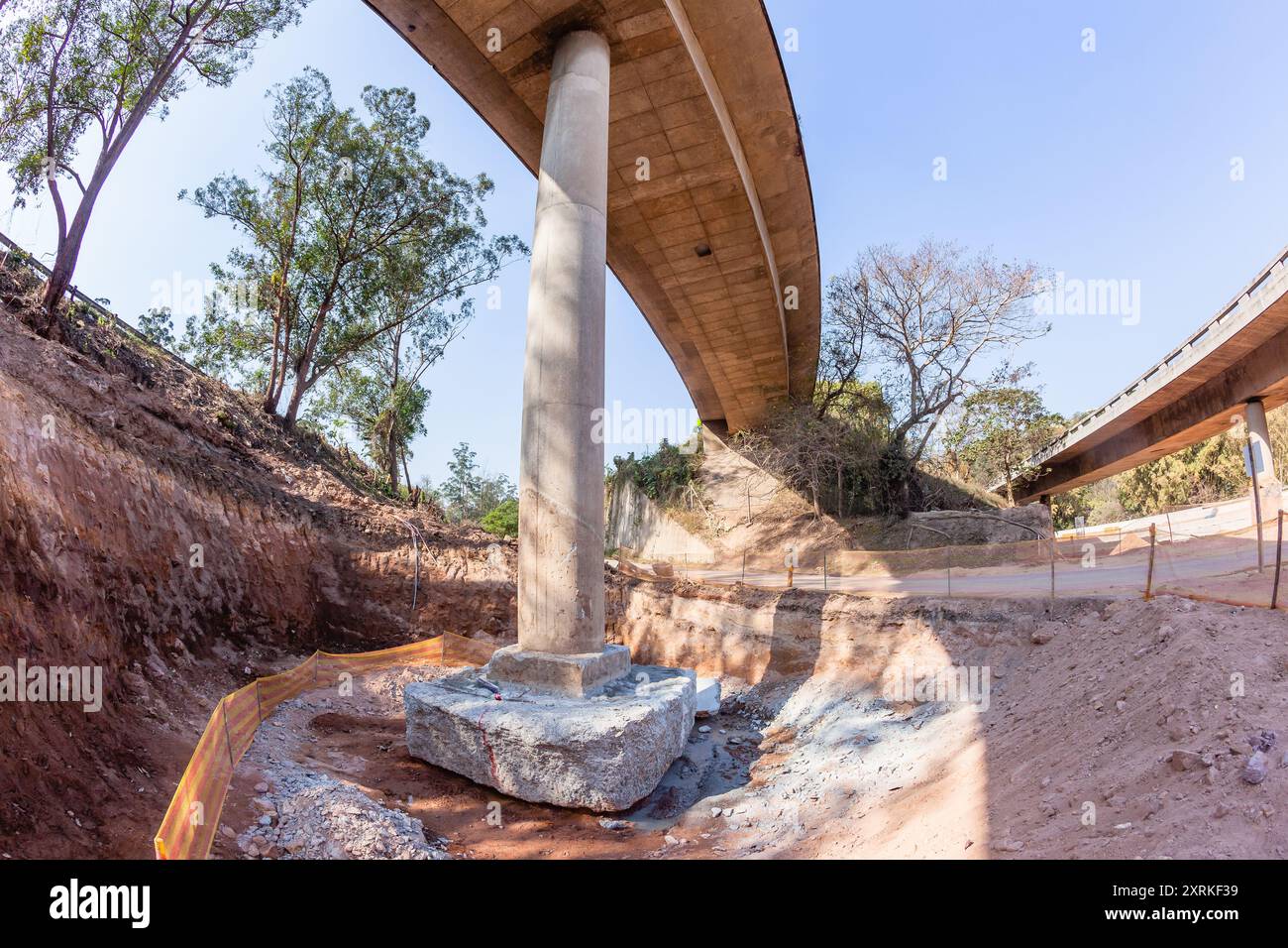 Strade industriali autostrade espansione di cavalcavia per ponti per il rafforzamento di fondazioni in calcestruzzo lavori di terra in progetti in corso paesaggio di costruzione. Foto Stock