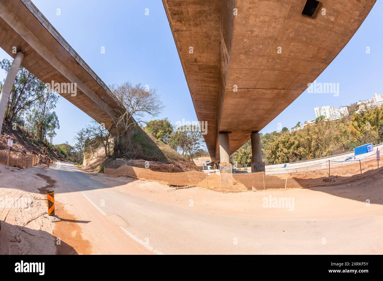 Strade industriali autostrade espansione di cavalcavia per ponti per il rafforzamento di fondazioni in calcestruzzo lavori di terra in progetti in corso paesaggio di costruzione. Foto Stock
