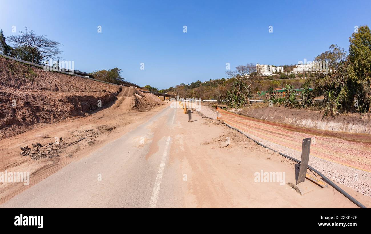 Industrial Road Highways ampliamento delle fondazioni di rampe Flyovers che garantiscono lavori di terra sui canali fluviali in progetti in corso. Foto Stock