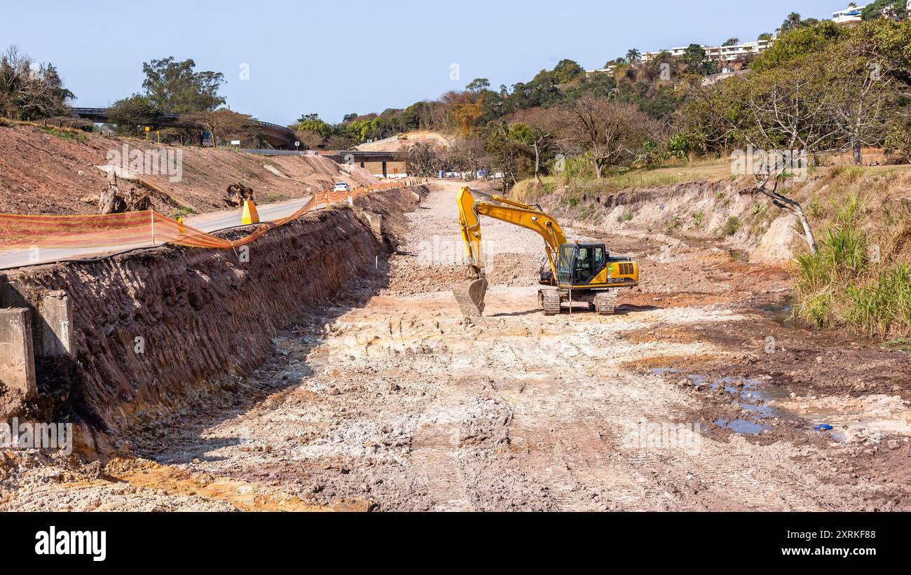 Industrial Road Highways ampliamento delle fondazioni di rampe Flyovers che garantiscono lavori di terra sui canali fluviali in progetti in corso. Foto Stock
