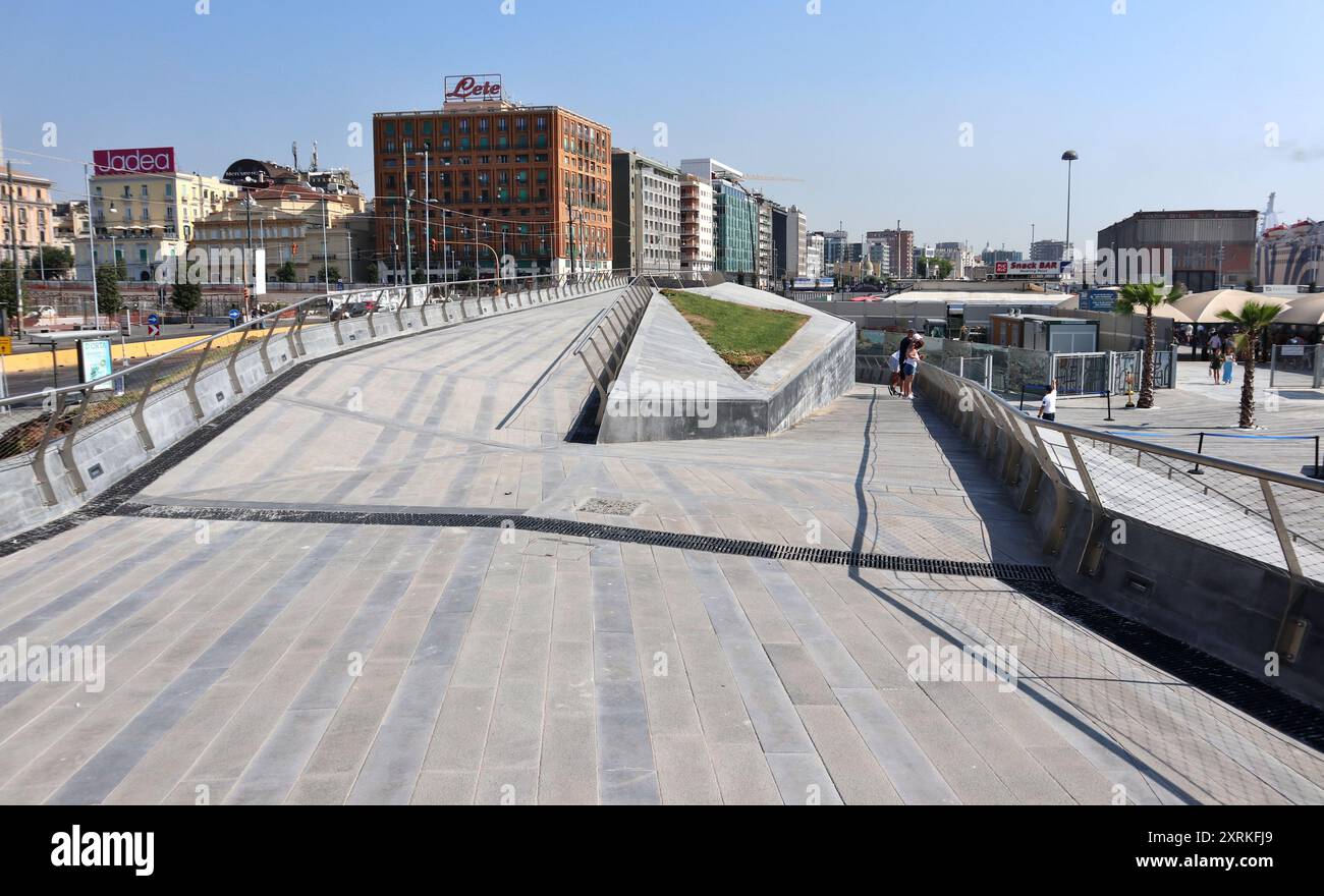 Napoli - Terrazza della nuova stazione del Molo Beverello Foto Stock