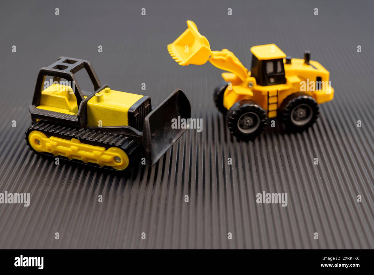Veicoli giocattolo Yellow Construction su sfondo nero Foto Stock