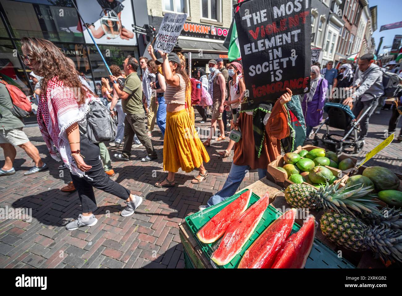 Janskerkhof e il centro città, Utrecht, Paesi Bassi. Sabato 10 agosto 2024. “NON LO È MAI PIÙ”. Oggi pomeriggio a Utrecht si è tenuta una piccola e molto esplicita manifestazione per riportare ancora una volta alla ribalta la situazione dei palestinesi a Gaza e il continuo genocidio perpetrato su di loro dall'IDF (forza di difesa israeliana). Mentre i leader occidentali cantano ancora lo stesso mantra di Israele diritto di autodisprezzo in una terra occupata. Il Ministero della salute a Gaza dal 9 agosto dichiara almeno 39.699 morti, di cui più di 15.000 bambini uccisi. Crediti: Charles M Vella/Alamy li Foto Stock