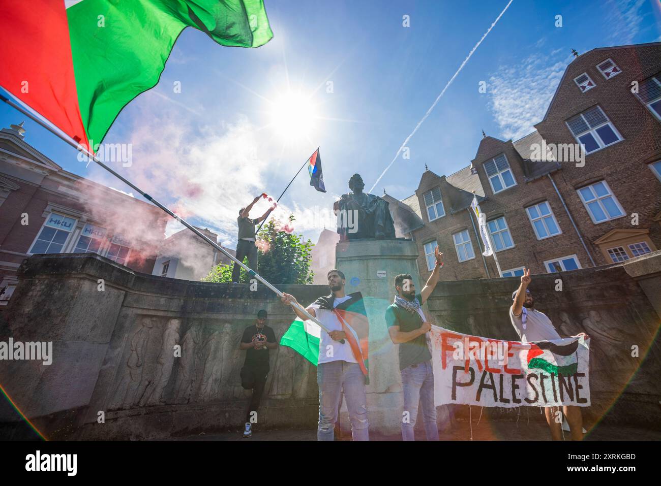 Janskerkhof e il centro città, Utrecht, Paesi Bassi. Sabato 10 agosto 2024. “NON LO È MAI PIÙ”. Oggi pomeriggio a Utrecht si è tenuta una piccola e molto esplicita manifestazione per riportare ancora una volta alla ribalta la situazione dei palestinesi a Gaza e il continuo genocidio perpetrato su di loro dall'IDF (forza di difesa israeliana). Mentre i leader occidentali cantano ancora lo stesso mantra di Israele diritto di autodisprezzo in una terra occupata. Il Ministero della salute a Gaza dal 9 agosto dichiara almeno 39.699 morti, di cui più di 15.000 bambini uccisi. Crediti: Charles M Vella/Alamy li Foto Stock