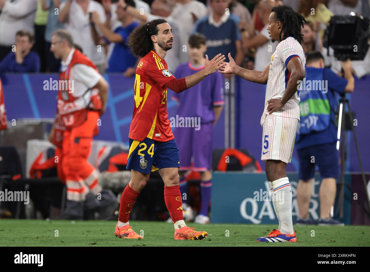 Monaco, Germania, 9 luglio 2024. Lo spagnolo Marc Cucurella passa la mano al francese Jules Kounde dopo il fischio finale della semifinale dei Campionati europei UEFA all'Allianz Arena di Monaco. Il credito immagine dovrebbe essere: Jonathan Moscrop / Sportimage Foto Stock