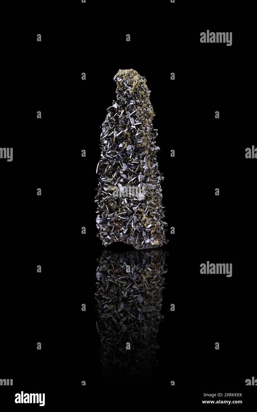 Ammasso epidoto verde scuro, campione proveniente dalla Turchia. fotografia isolata su sfondo nero. dettagli macro primi piani in cristallo minerale non lucidato semi-prec Foto Stock