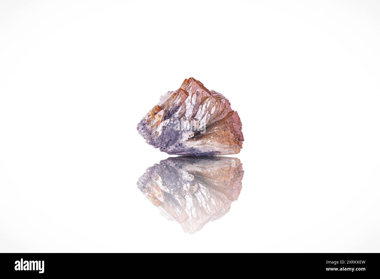 Cristallo di Adamite arancione. Esemplare proveniente dalla miniera di Ojuela, Mapimi, Durango, Messico. fotografia isolata su un terreno nero bianco. sfondo dettaglio macro. chiudi- Foto Stock