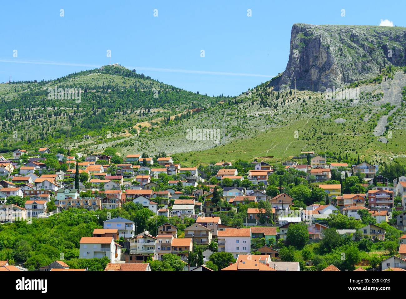 Periferia orientale di Mostar (Bosnia ed Erzegovina): Vista dal minareto della moschea di Karađoz Bey agli edifici e alle splendide montagne sopra di essi Foto Stock