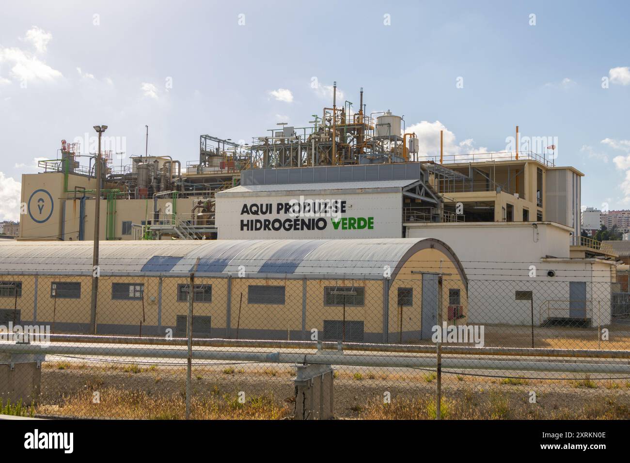 Impianto industriale che produce idrogeno verde come fonte di energia pulita, mettendo in mostra pratiche sostenibili in azione Foto Stock