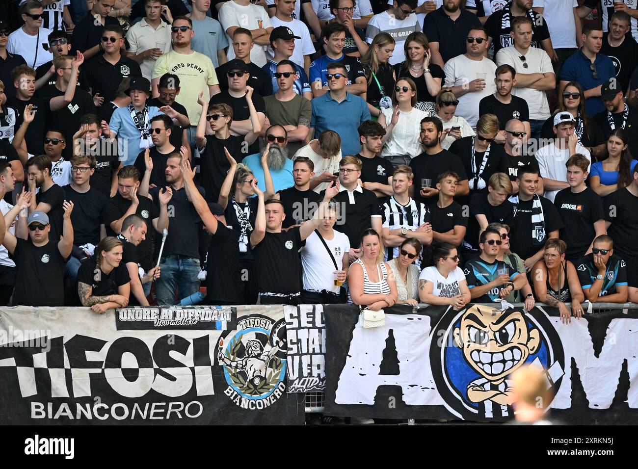 ROTTERDAM - tifosi dell'Heracles Almelo durante l'incontro olandese Eredivisie tra Sparta Rotterdam e Heracles Almelo allo Sparta Stadion Het Kasteel l'11 agosto 2024 a Rotterdam, Paesi Bassi. ANP GERRIT VAN KEULEN Foto Stock