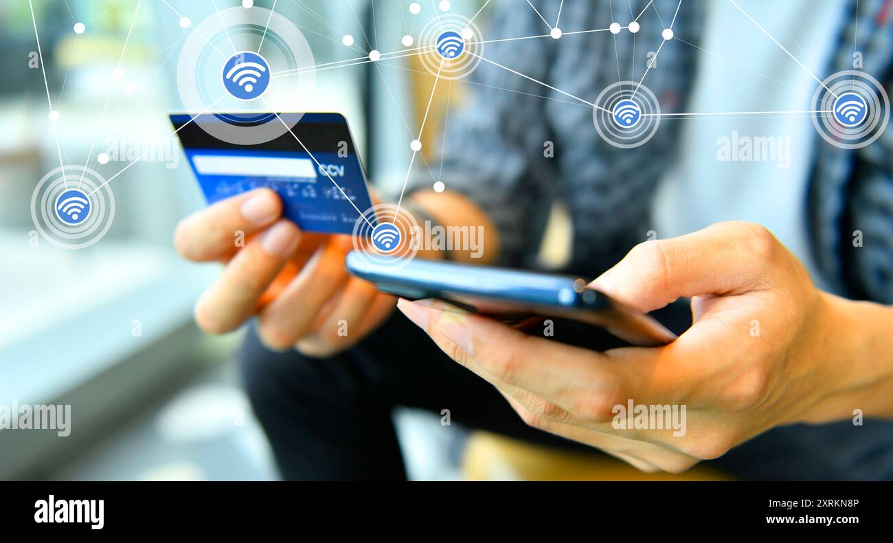 Mani che possiedono una carta di credito e utilizzano lo smartphone per lo shopping online, la piattaforma Marketplace e il concetto di marketing digitale Foto Stock