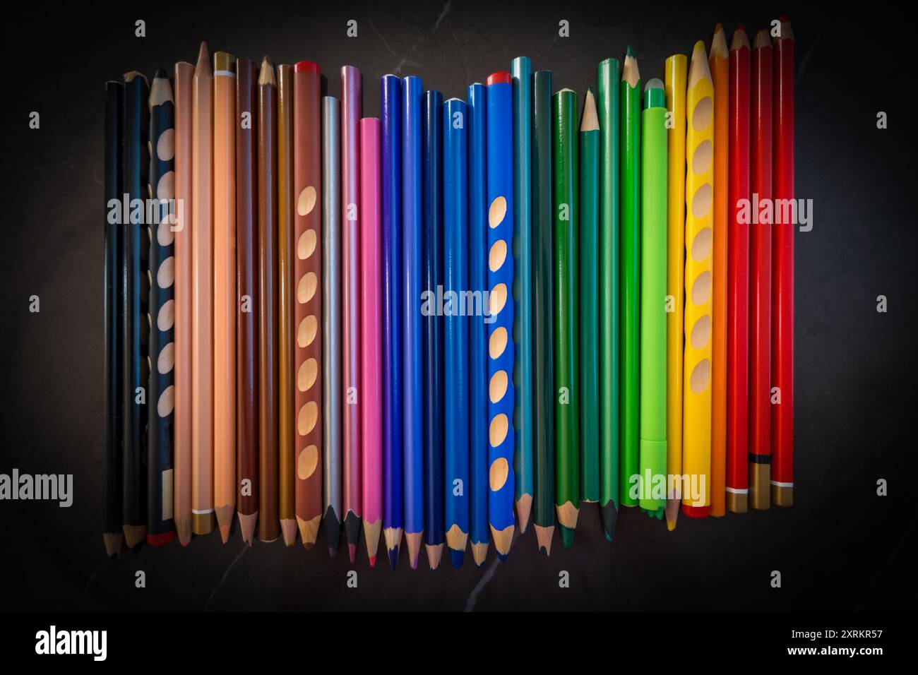 Matite colorate con penna nascosta per una divertente sfida educativa Foto Stock