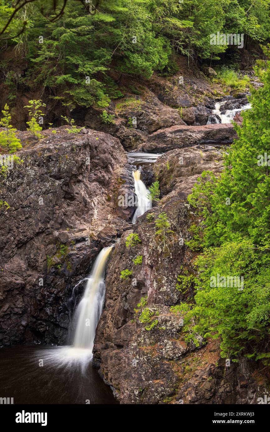 Copper Falls - Una stretta cascata nel paesaggio paesaggistico dei boschi. Foto Stock