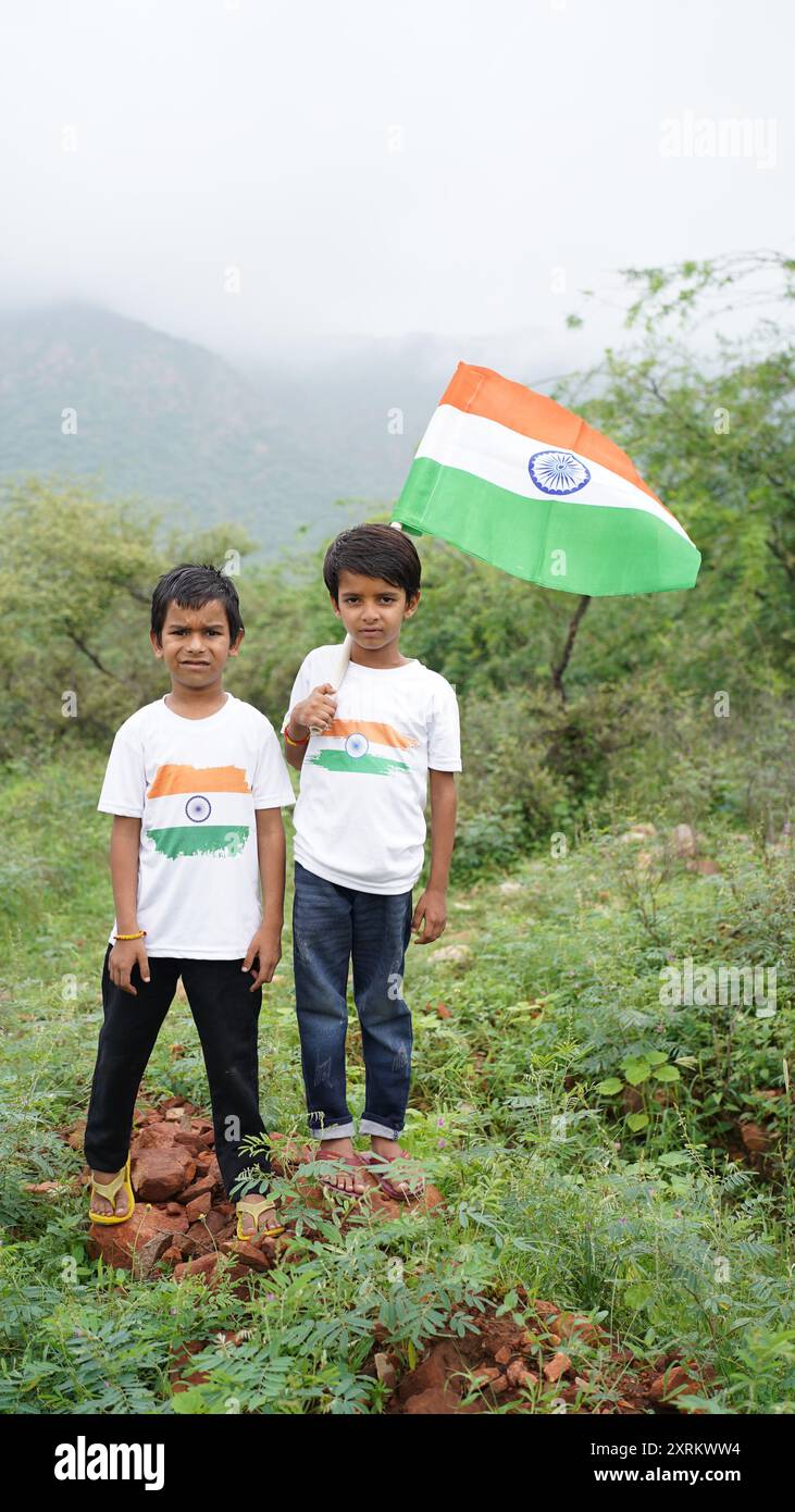 Gruppo di indiani felici che indossano un tradizionale abito bianco con bandiera indiana che celebra il giorno dell'indipendenza o il giorno della Repubblica. Har Ghar Tiranga Foto Stock