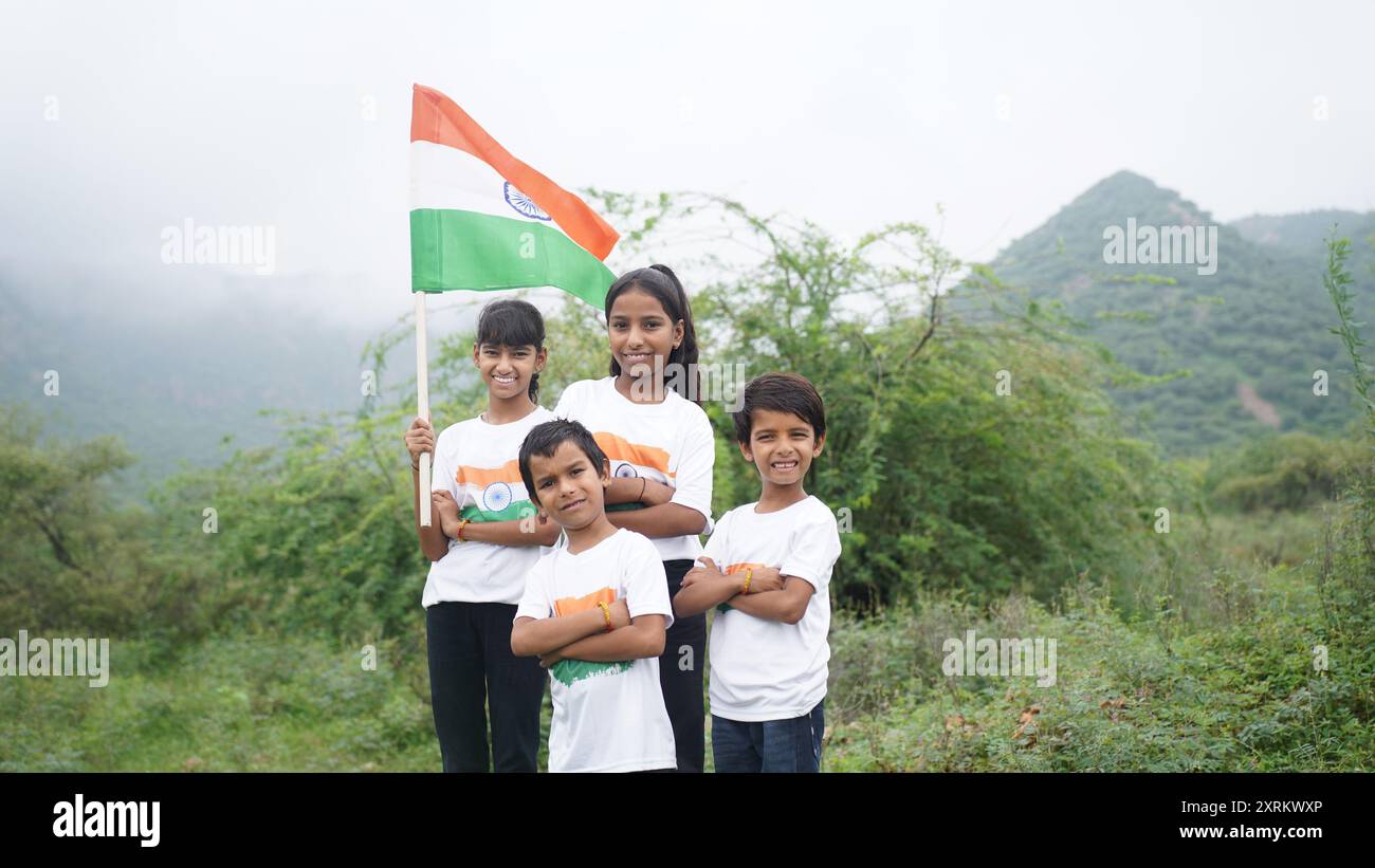 Gruppo di indiani felici che indossano un tradizionale abito bianco con bandiera indiana che celebra il giorno dell'indipendenza o il giorno della Repubblica. Har Ghar Tiranga Foto Stock