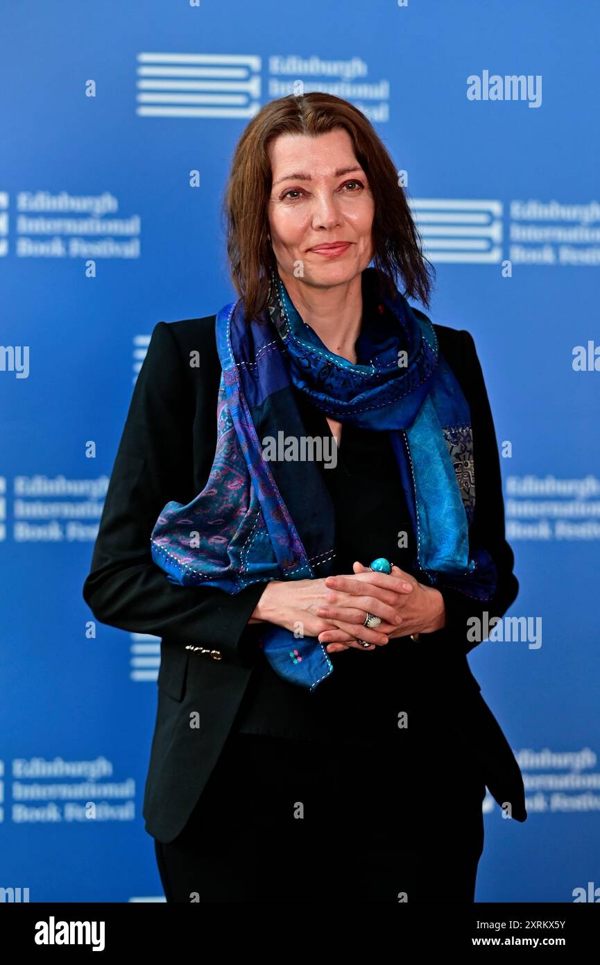 Edimburgo, Scozia. Sabato 10 agosto 2024. Elif Shafak, autore nominato al Booker Prize, sul palco durante una chiamata fotografica al Festival Internazionale del libro di Edimburgo. Credito: Brian D Anderson Foto Stock