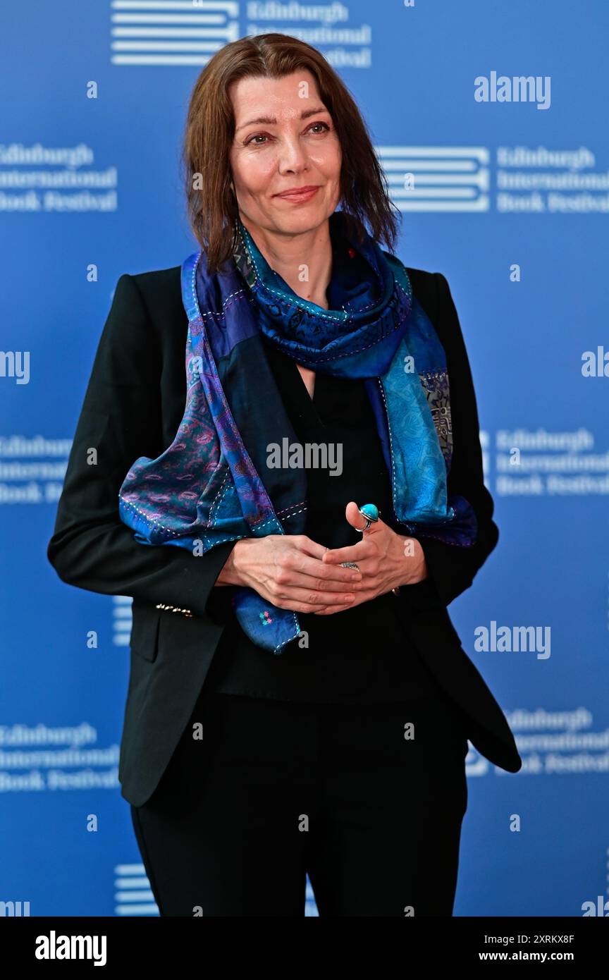 Edimburgo, Scozia. Sabato 10 agosto 2024. Elif Shafak, autore nominato al Booker Prize, sul palco durante una chiamata fotografica al Festival Internazionale del libro di Edimburgo. Credito: Brian D Anderson Foto Stock