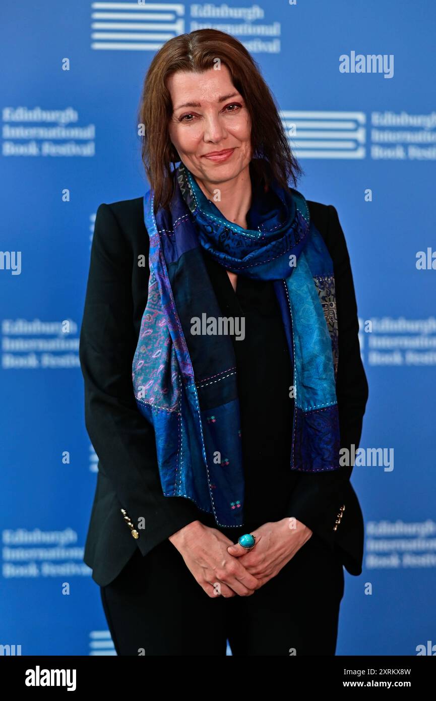 Edimburgo, Scozia. Sabato 10 agosto 2024. Elif Shafak, autore nominato al Booker Prize, sul palco durante una chiamata fotografica al Festival Internazionale del libro di Edimburgo. Credito: Brian D Anderson Foto Stock