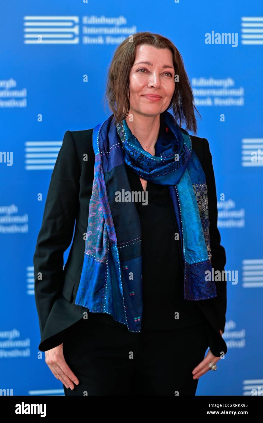 Edimburgo, Scozia. Sabato 10 agosto 2024. Elif Shafak, autore nominato al Booker Prize, sul palco durante una chiamata fotografica al Festival Internazionale del libro di Edimburgo. Credito: Brian D Anderson Foto Stock