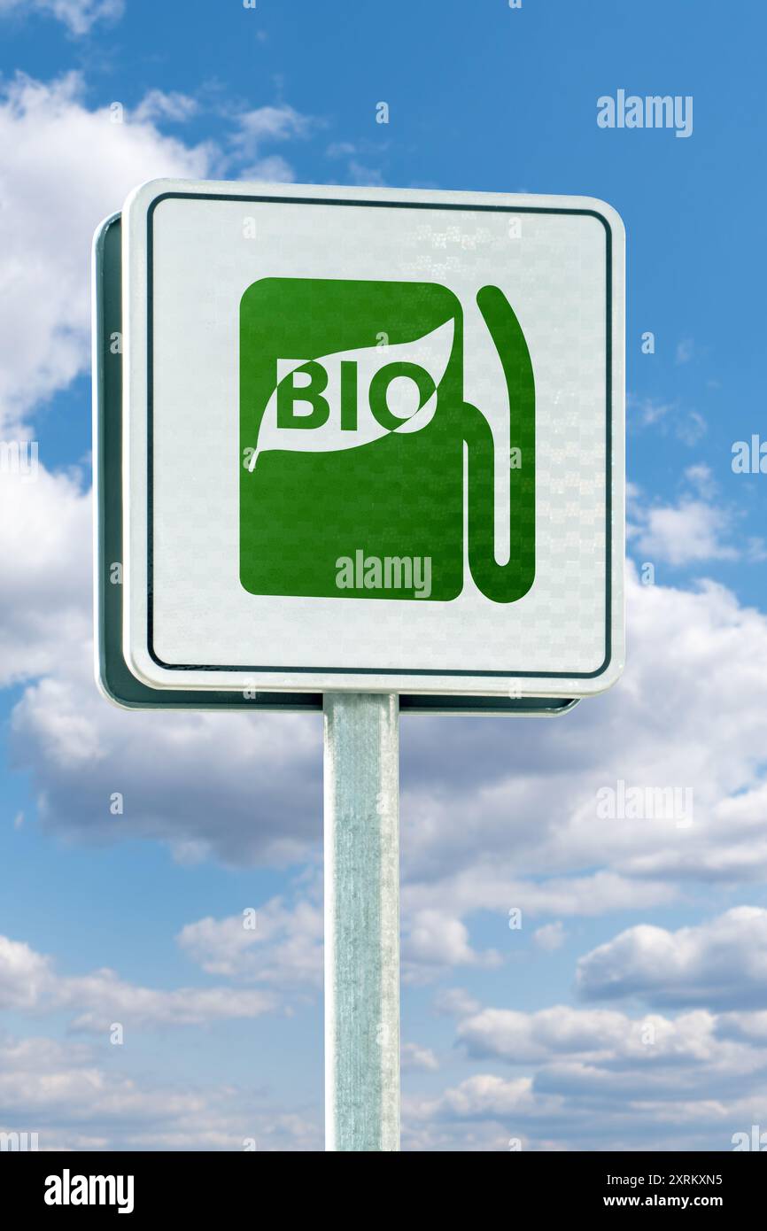 Segnale stradale con simbolo della stazione di rifornimento carburante biologico. Foto Stock
