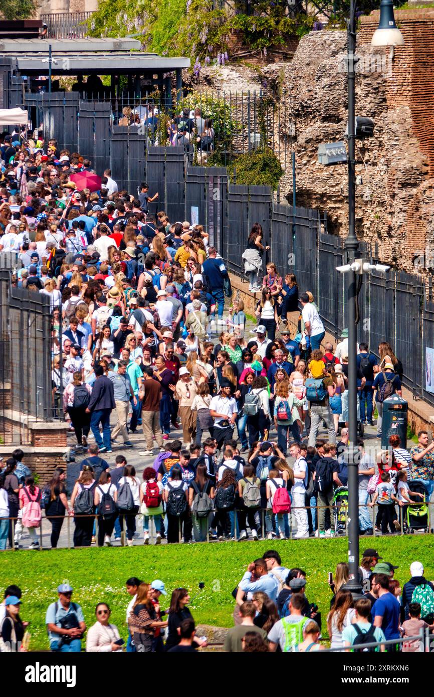 Turisti sulla via Sacra, Roma, Italia Foto Stock