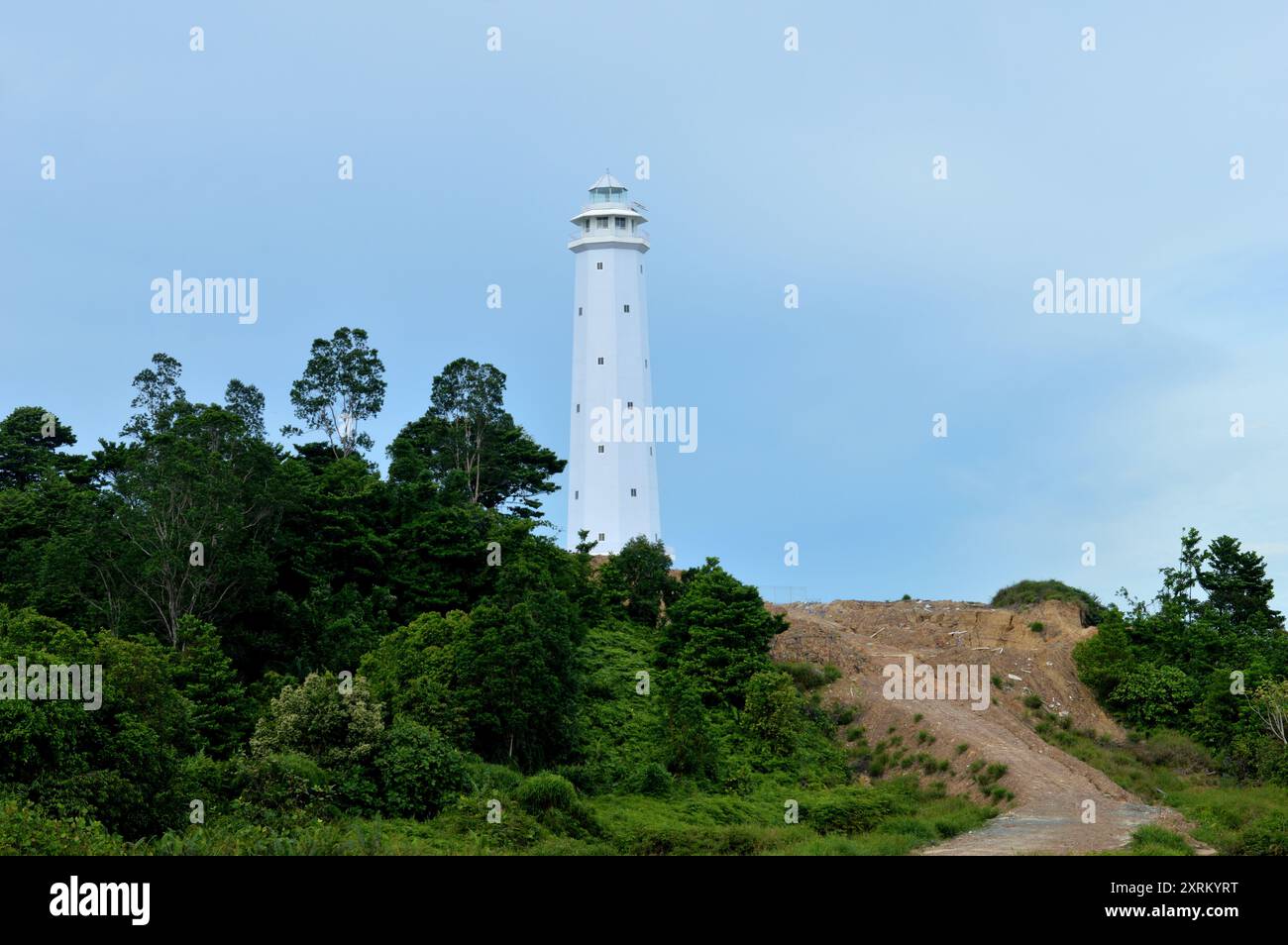 La torre bianca del faro di Tanjung Batu Tarakan - Indonesia Foto Stock