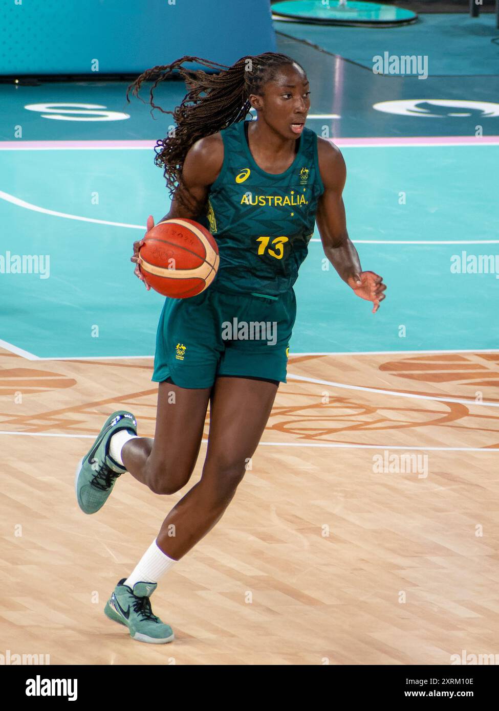 Parigi, Francia, 11 agosto 2024. Pallacanestro femminile 3° posto partita - Australia contro Belgio - Ezi Magbegor con la palla - Jacques Julien / Alamy Live News Foto Stock