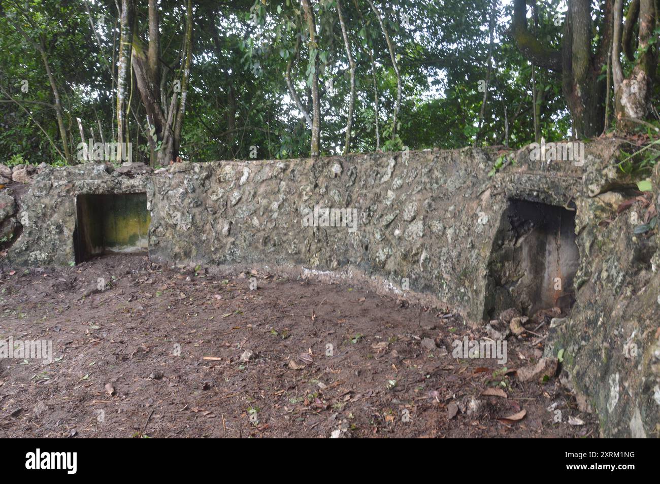 Forte di difesa giapponese durante la seconda guerra mondiale su Milo Hill, Tarakan City - Indonesia Foto Stock