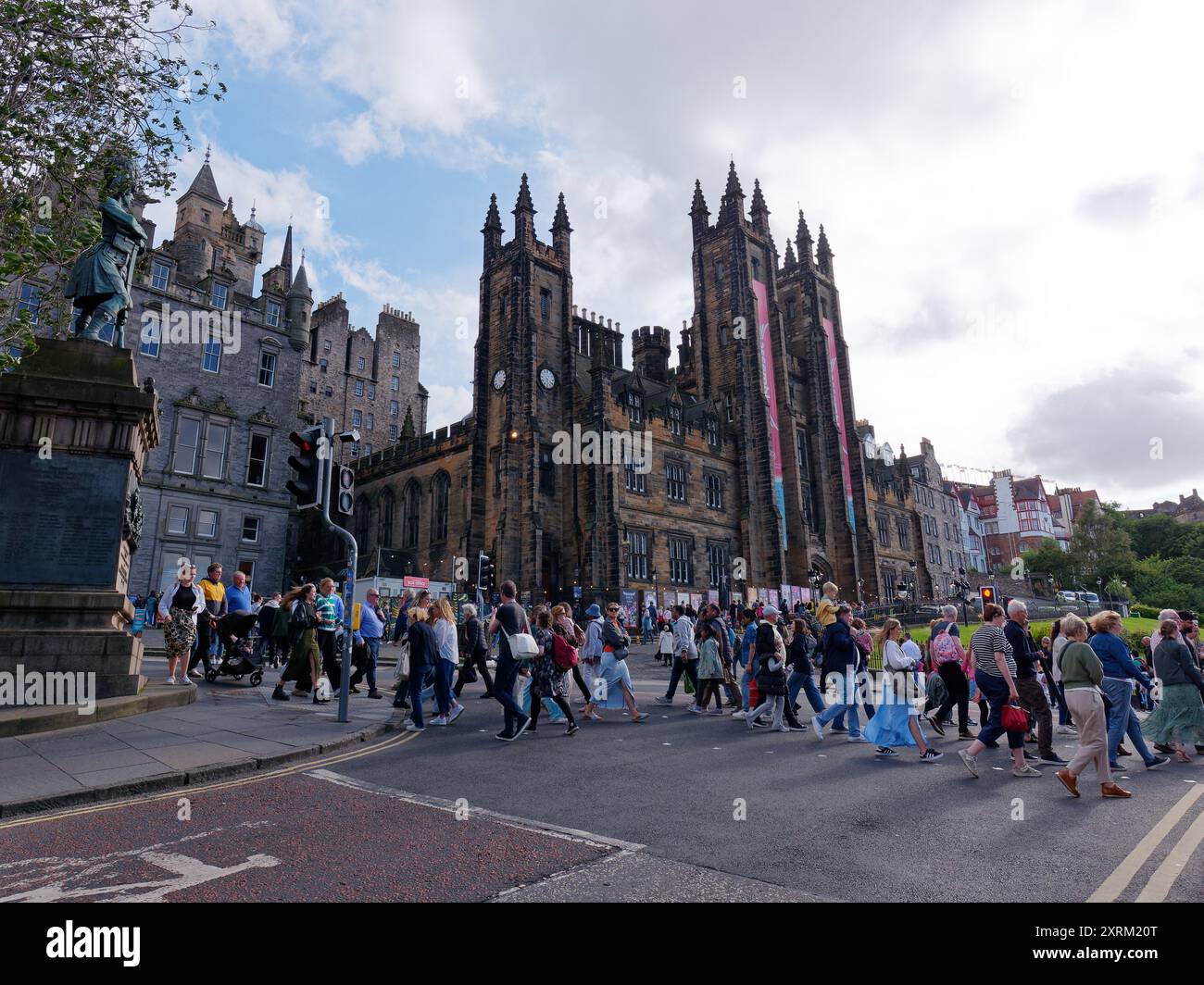 Folle di persone in un attraversamento pedonale affollato fuori New College Unversity di Edimburgo. Edimburgo, capitale della Scozia, 10 agosto 2024 Foto Stock