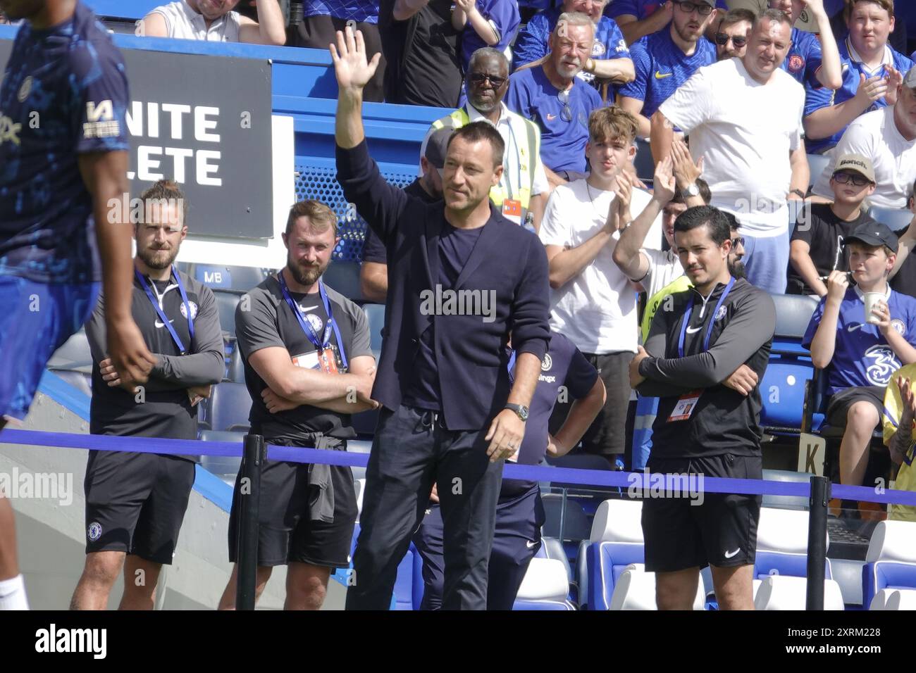 Chelsea, Londra, Regno Unito - domenica 11 agosto 2024 il Chelsea Football Club gioca all'Inter Milan Football Club (Italia) in un'amichevole pre-stagionale presso il loro stadio di casa, Stamford Bridge OPS qui: Players Warm Up Credit: Motofoto/Alamy Live News Foto Stock