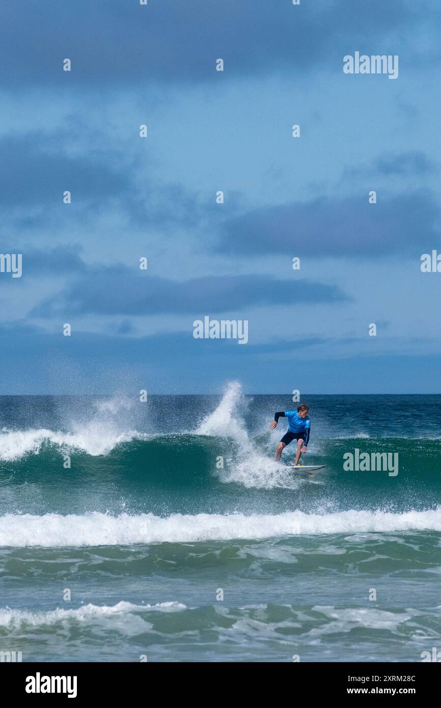 Fistral, Newquay, Cornovaglia 11 agosto 2024. Nato e cresciuto in Cornovaglia, Lukas Skinner ha dato una spettacolare performance vincente durante l'ultimo round della finale del Boardmasters Open 2024. Credito Gordon Scammell/Alamy Live News Foto Stock